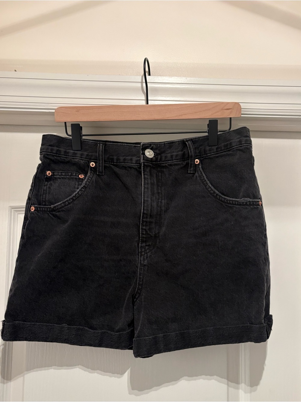 Women’s Urban Outfitters BDG distressed mom shorts size 32